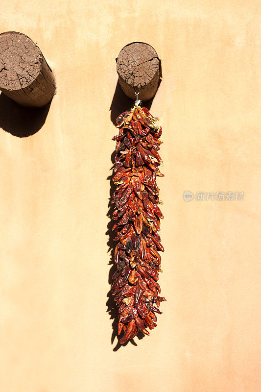 新墨西哥州:Chili Pepper Ristra和Yellow Adobe Wall